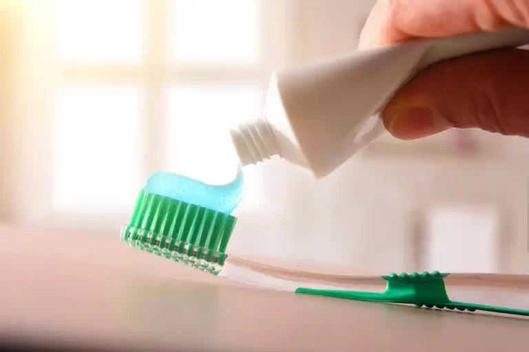 Side-by-side comparison of flexible MOQ options, certifications, and lead times when choosing a toothpaste OEM manufacturer